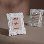 Objets de décoration - Cadre de présentation rococo blanc à support en laiton - WHISPERING WOODS