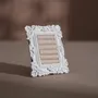 Objets de décoration - Cadre de présentation rococo blanc à support en laiton - WHISPERING WOODS
