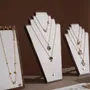 Objets de décoration - Ensemble de présentoirs à bijoux en placage de noyer et cuir végan - WHISPERING WOODS