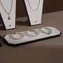 Objets de décoration - Ensemble de présentoirs à bijoux en placage de noyer et cuir végan - WHISPERING WOODS