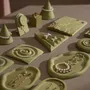 Bijoux - Ensemble de présentoirs en suédine végane vert olive et plâtre - WHISPERING WOODS