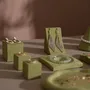 Bijoux - Ensemble de présentoirs en suédine végane vert olive et plâtre - WHISPERING WOODS