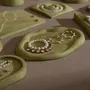 Bijoux - Ensemble de présentoirs en suédine végane vert olive et plâtre - WHISPERING WOODS