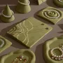 Bijoux - Ensemble de présentoirs en suédine végane vert olive et plâtre - WHISPERING WOODS