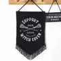Guirlandes et boules de Noël - Bannière en tissu à suspendre « Soutenez votre coven de sorcières local » - SOMETHING DIFFERENT WHOLESALE EUROPE BV