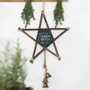 Autres décorations murales - Pentagramme suspendu en osier de la sorcière verte avec clochettes - SOMETHING DIFFERENT WHOLESALE EUROPE BV