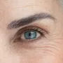 Cosmétiques - LE CRAYON À SOURCILS XI - GRIS - LE SOURCIL PAR ANGÉLIK IFFENNECKER