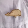 Broche en bois - Baleine - LES PETITES HIRONDELLES