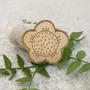 Broche en bois - Fleur - LES PETITES HIRONDELLES