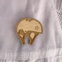 Broche en bois - Casque - LES PETITES HIRONDELLES
