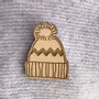 Pin's en bois - Bonnet - LES PETITES HIRONDELLES