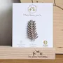 Pin's en bois - Branche de pin - LES PETITES HIRONDELLES