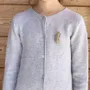 Pin's en bois - Branche de pin - LES PETITES HIRONDELLES