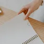 Papeterie bureau - Carnet en papier A5 - Spirales et lignes - Les hirondelles sur le fil - Ciel blanc - LES PETITES HIRONDELLES