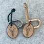 Cadeaux - porte-cles-en-bois-medaillon - LES PETITES HIRONDELLES