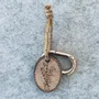 Cadeaux - porte-cles-en-bois-medaillon - LES PETITES HIRONDELLES