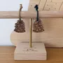 Cadeaux - porte-cles-en-bois-pomme-de-pin - LES PETITES HIRONDELLES