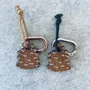 Cadeaux - porte-cles-en-bois-pomme-de-pin - LES PETITES HIRONDELLES