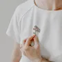 Broches - pin-s-feutrine-pailletee-branche-de-gui - LES PETITES HIRONDELLES