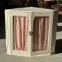 Commodes - Meuble d’angle vitré en bois peint crème de style Art déco - OFFICE OBJETS