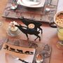 Assiettes de réception - Assiette plate avec motifs poya peints à la main - LES SCULPTEURS DU LAC