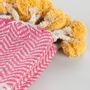 Plaids -  Jeté de coton rose avec pompons et pompons jaunes - IAN SNOW