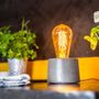 Objets design - Lampe à poser | Lampe Béton | Cylindre | Béton anthracite - JUNNY