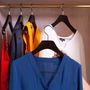 Homewear textile - Cintre pour chemisier avec pinces en frêne – coloris noyer mat - MON CINTRE