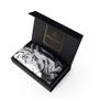 Cadeaux -  POCHETTE COSTUME - LEGEND BLACK & WHITE - 100 % twill de soie imprimé - 30 x 30 cm - ourlet à plat - Maison Fétiche - MAISON FÉTICHE
