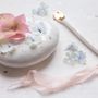 Céramique - Galet  en porcelaine Pique fleurs - MYRIAM AIT AMAR