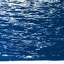 Photos d'art - Ripples calmantes mer bleu, imprimé cyanotype 100 x 70 cm - KIND OF CYAN