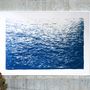 Photos d'art - Ripples calmantes mer bleu, imprimé cyanotype 100 x 70 cm - KIND OF CYAN