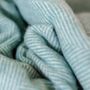 Plaids - Couverture en laine recyclée en pistache à chevrons. - THE TARTAN BLANKET CO.