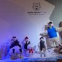 Christmas garlands and baubles -  ANIMATED WHITE  & BROWN BEARS LÉON AND LÉO SKIING - - ATELIER MT - ANIMATE FACTORY