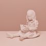 Objets design - Figurine en Résine - The Girl & the Book colori Rose Bébé - BLOOP