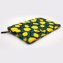 Accessoires de voyage - Sacoche / housse d'ordinateur Macbook 13" : Midnight Lemons. - CASYX