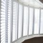 Rideaux et voilages - JASNO SHUTTERS - volet intérieur à persiennes orientables pour les Bow Window et Véranda - JASNO