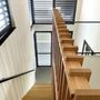 Rideaux et voilages - JASNO SHUTTERS - volet intérieur à persiennes orientables dans les escaliers - JASNO