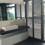Accessoires à fixer - JASNO SHUTTERS - volet intérieur à persiennes orientables en salle de bain - JASNO