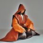 Sculptures, statuettes and miniatures - Leather Sculpture, Seated Samurai - ANNIE DELEMARLE SCULPTURE CUIR