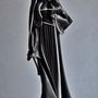 Unique pieces - Leather sculpture, woman with black and white dress - ANNIE DELEMARLE SCULPTURE CUIR
