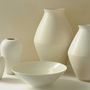 Objets de décoration - Groupe de vases  blancs en grès et coupe en porcelaine - CHRISTIANE PERROCHON