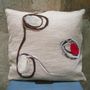 Coussins textile - Coussin décoratif "Risti"  avec dessin feutré à la main en laine mérinos et soie sur toile de lin. - ELENA KIHLMAN