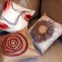 Coussins textile - Coussins décoratifs « Spiral » avec motif feutré à la main en laine mérinos et soie sur tissu de lin. - ELENA KIHLMAN