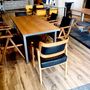 Tables Salle à Manger - Table avec plateau en noyer africain et bases en acier type parson - LIVING MEDITERANEO
