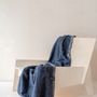 Plaids - Couverture en laine recyclée en chevrons bleu marine - THE TARTAN BLANKET CO.