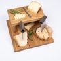 Accessoires pour le vin - Plateau en bois « Planche à fromage avec couteau design et trancheuse à fromage » pour table barbecue design « à la carte » - A LA CARTE DESIGN