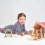 Jouets enfants - Tender Leaf Maison de Poupée: CHALET 'ROSEWOOD' 42x40x31cm, avec poignée et  accessoires, en bois, en boîte 42,2x8x27,5cm, 3+ - UGEARS