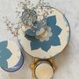 Objets design - Plateau rond carrelé motif floral bleu - ASMA'S CRAFTS