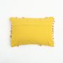 Coussins textile - Housse de coussin jaune à pompons - QALARA